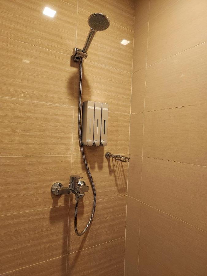 Spacious 7U Homey Unit Steps Away From Uptown Mall And Mitsukoshi Mall Free Parking With Washer Manila Exterior photo